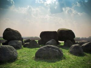 Illustration abstraite de cellules protégées par une aura brillante, symbolisant l'action du glutathion dans un contexte d'entreprise moderne.