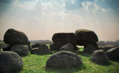 Illustration abstraite de cellules protégées par une aura brillante, symbolisant l'action du glutathion dans un contexte d'entreprise moderne.
