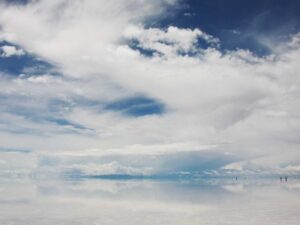 Représentation schématique d'une vitamine C liposomale avec sa capsule de lipides, symbolisant une absorption améliorée.