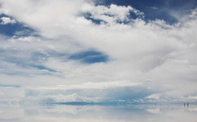 Représentation schématique d'une vitamine C liposomale avec sa capsule de lipides, symbolisant une absorption améliorée.